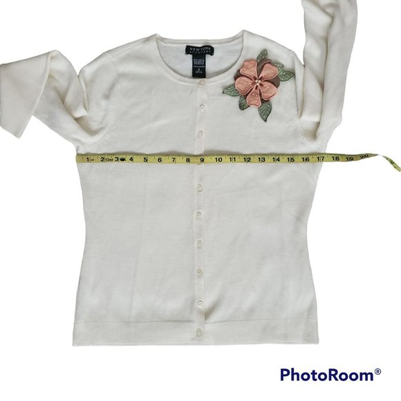 New York & Company Button-Front Flower Applique Cardigan Sweater White Small - Picture 5 of 10